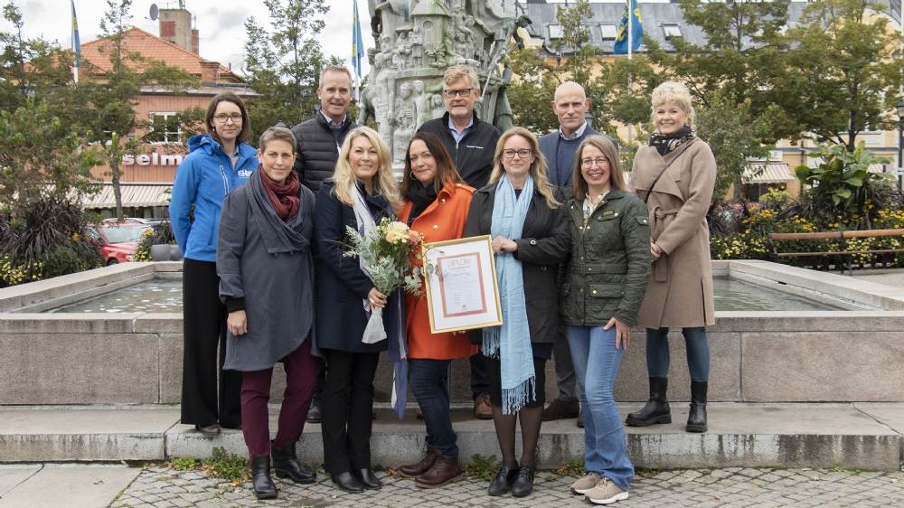 Styrgruppen för BID Enköping tar emot diplom för genomförd stadskärne-BID. Foto: Enköpings kommun.